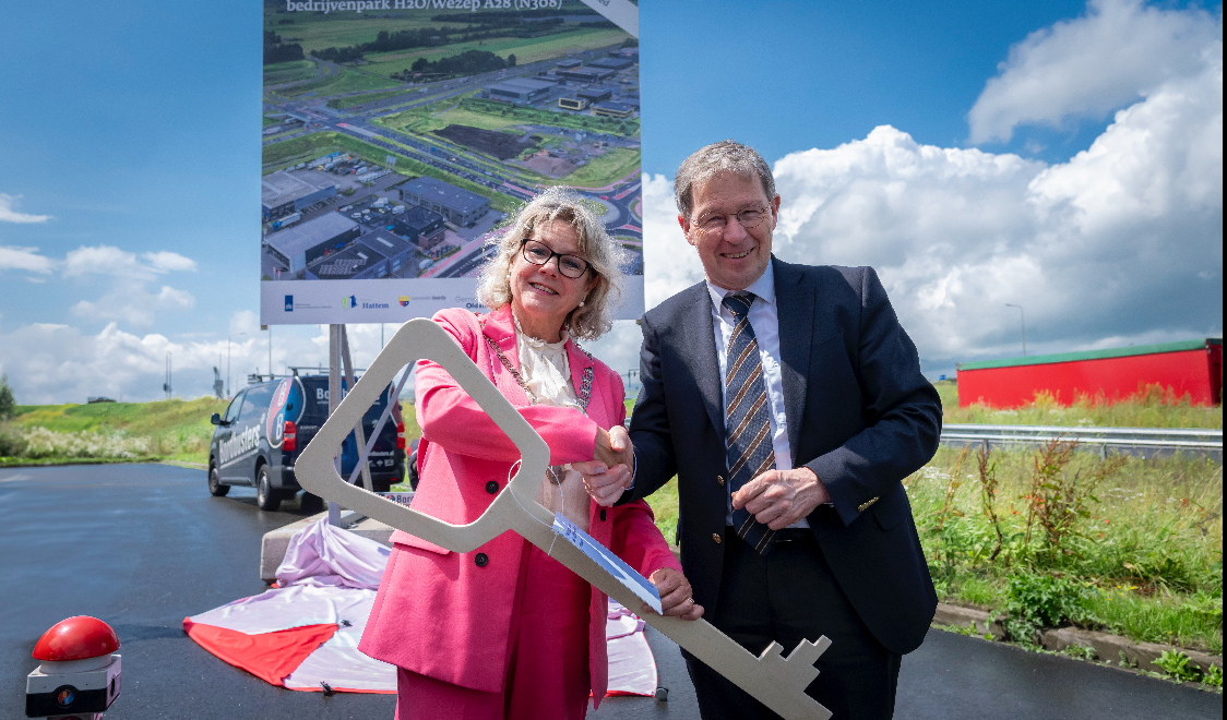 Burgemeester Tanja Haseloop - Amsing ontving van gedeputeerde Klaas Ruitenberg de sleutel die symbolisch de opening van de A28 en het bedrijventerrein H2O voorstelt.