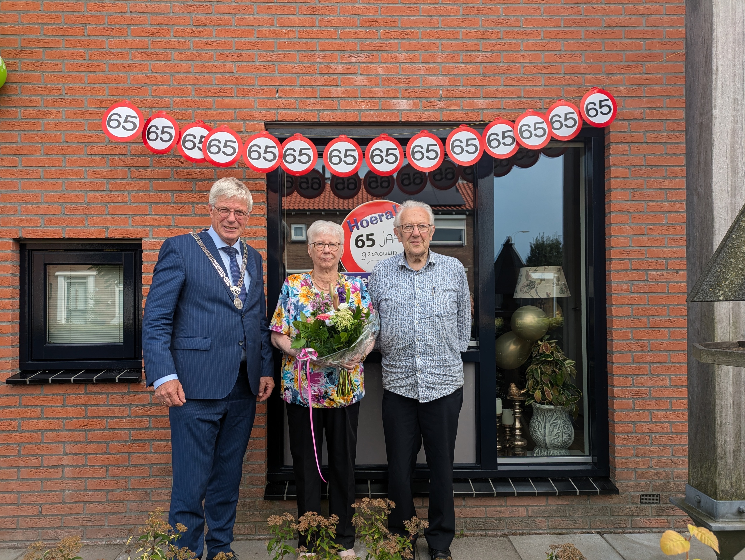 Locobugemeester Ben Engbers op bezoek bij 65-jarig huwelijk echtpaar van Ommen - van de Worp