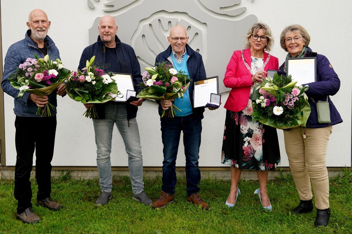 Burgemeester Tanja Haseloop-Amsing en de vier ontvangers van de Oldebroeker erepenning.